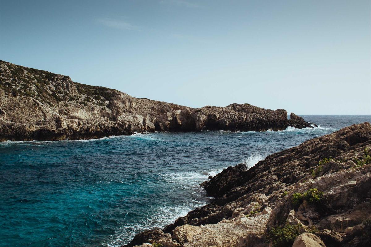 Rochers clairs et mer profonde vus depuis le rivage