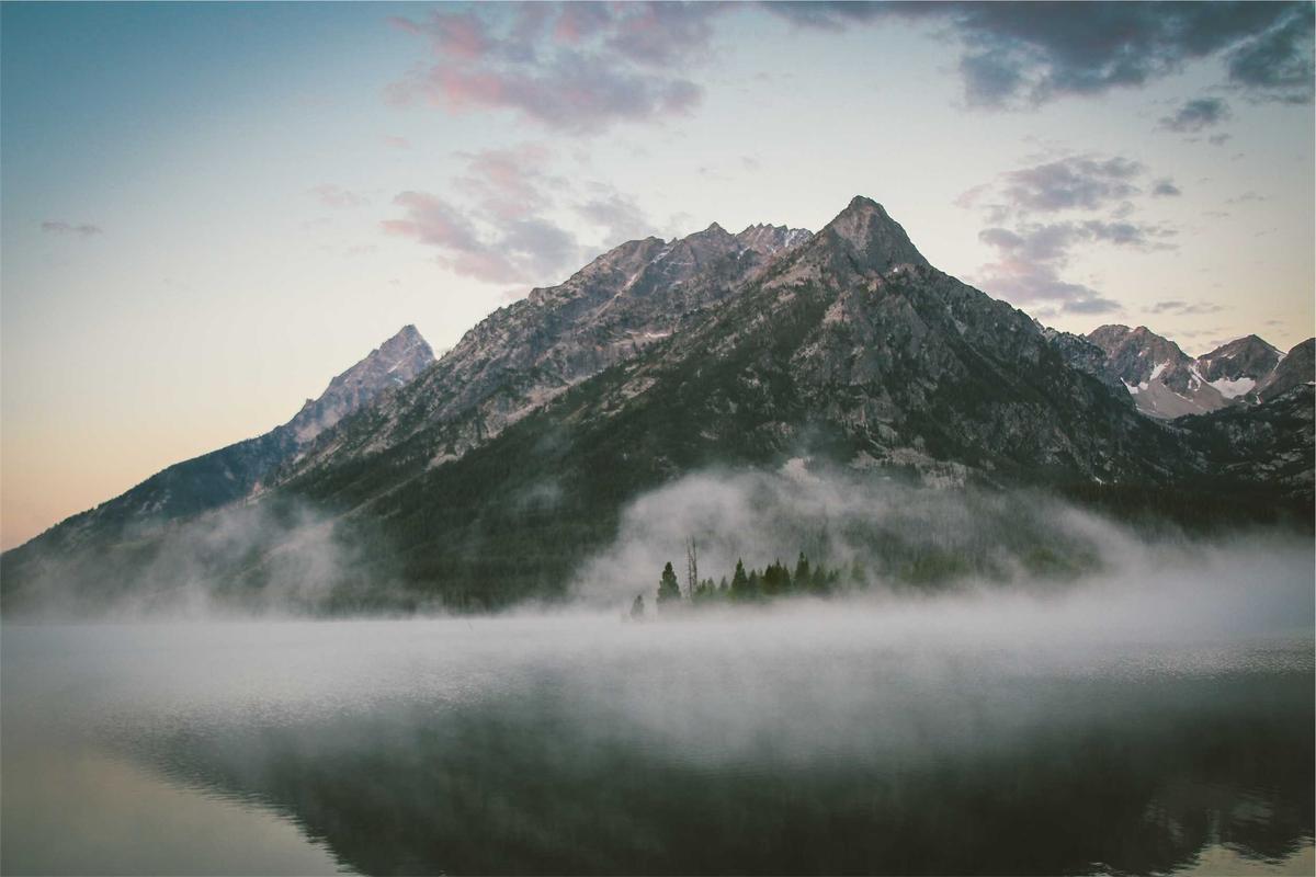 Paysage de montagne reflété dans un lac calme