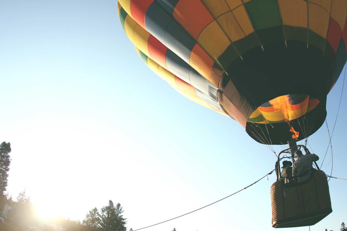 Montgolfière colorée dans un ciel clair